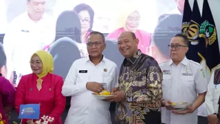 Bupati Syah Afandin Terima Penghargaan pada Hari Bhakti Kemen Imigrasi dan Kemasyarakatan