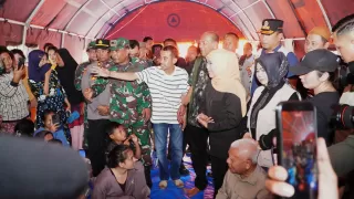 Sinergi Bupati Syah Afandin dan Gubernur Jatim Khofifah Pantau Kondisi Pengungsi Banjir di Langkat