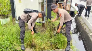 Jaga Kebersihan Kota, Polres Kepulauan Meranti Gelar Gotong Royong