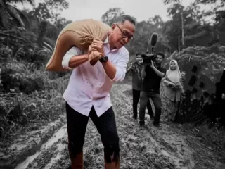Balada Seorang Menteri Panggul Beras ke Lokasi Bencana Sambil Berlari