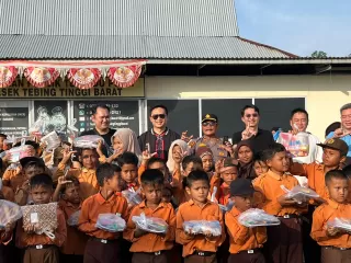 Gandeng Beverly Hotel, Polsek TTB Salurkan 250 Paket Sembako dan 100 Perlengkapan Sekolah