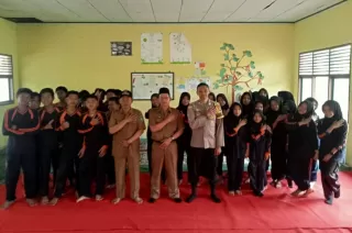 Bersama Bhabinkamtibmas Kades Muntai Sosialisasi Bahaya Bullying di SMPN 8 Bantan