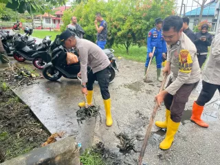 Ciptakan Lingkungan TK Bhayangkari Bersih Polres Kepulauan Meranti Goro Saluran Air
