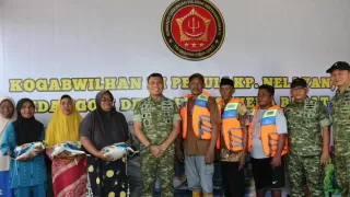 Kogabwilhan III Salurkan Bantuan Sembako dan Life Vest ke Ratusan Nelayan di Malut