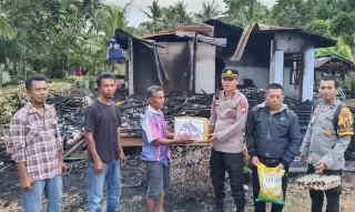 Polsek Rangsang Barat Salurkan Bansos ke Korban Kebakaran Rumah di Desa Bokor