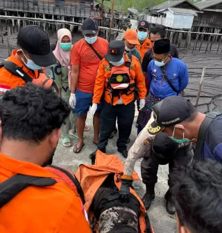 Mayat Mr X Terapung di Perairan Rangsang, BPBD, Basarnas dan Polisi Evakuasi ke RSUD Meranti
