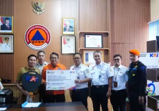 Tutup Tahun 2025, KAI Divre III Salurkan CSR Mobil Toilet Buat Kabupaten Muara Enim