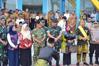 Bupati Kepualauan Meranti Sambut Kunjungan Kerja Danrem 031 Wira Bima dengan Prosesi Adat Melayu