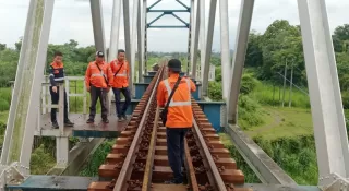 Daop 7 Madiun Intensifkan Pemeriksaan Jalur KA Migitasi Gangguan Pasca Pencurian