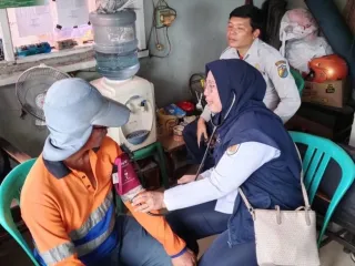 KAI Daop 4 Semarang Pastikan Kesehatan Petugas Prasarana Selama Penanganan Banjir di Pekalongan