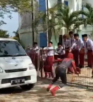 Wuih! Spiderman Antar Makan Bergizi Gratis ke Murid SD di Pulau Bengkalis