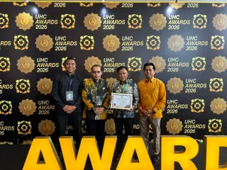 H Asmar Terima UHC Award 2026 Tingkat Nasional Kategori Madya Kepesertaan JKN Tertinggi di Riau