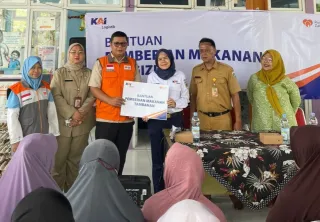 Peringati HGN, KAI Logistik Distribusikan 300 Paket Gizi Untuk Masyarakat di Marunda