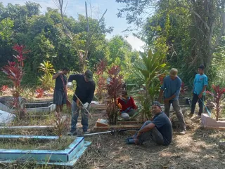 Ketua RT Bersama Warga Beran Goro Bersihkan TPU Selatpanjang Timur