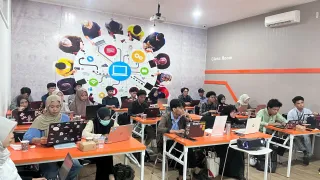 Telkom AI Center Makassar Bekali Mahasiswa Bangun Web Portfolio AI Hadapi Gig Economy