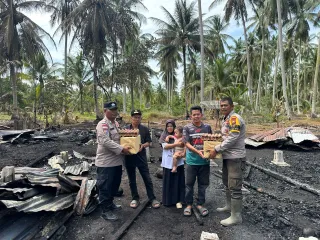 Polsek Rangsang Salurkan Paket Sembako ke Warga Terdampak Musibah Kebakaran Rumah