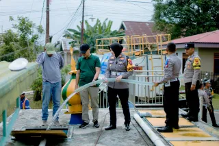 Satlantas Polres Bengkalis Peduli Salurkan 70 Ribu Liter Air Bersih ke Masjid dan Masyarakat di Mandau