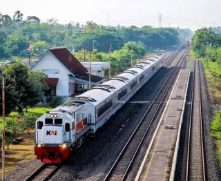 KA Harina Tertemper Mobil di Jalur Stasiun Brumbung-Alastua, KAI Seru Masyarakat Lebih Peduli Keselamatan