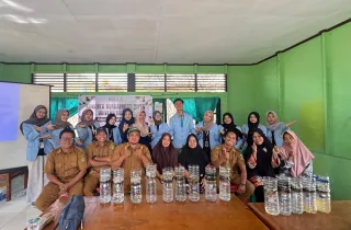 Mahasiswa Kukerta FMIPA UNRI Latih Warga Kampung Jayapura Penyaringan Air Sederhana