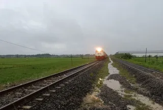 Jalur KA Tegowanu Brumbung Aman Dilalui Lepas Genangan Surut