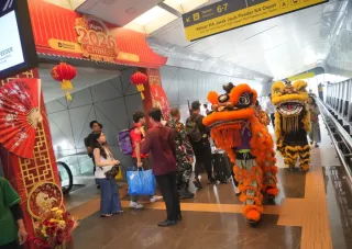 KAI Daop 2 Bandung Meriahkan Imlek 2026 Lewat Dekorasi dan Atraksi Barongsai