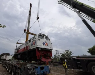 Sinergi Persiapan Angkutan Lebaran, KAI Logistik Kirim 12 Lokomotif ke Pulau Jawa