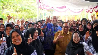 PGRI Salurkan Donasi untuk GTK Terdampak Banjir di Tanjung Pura