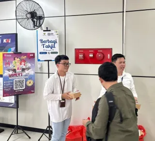 Tebar Kebaikan di Bulan Mulia, BRI Finance dan BAZNAS Jaksel Bagikan Takjil Buat Komuter