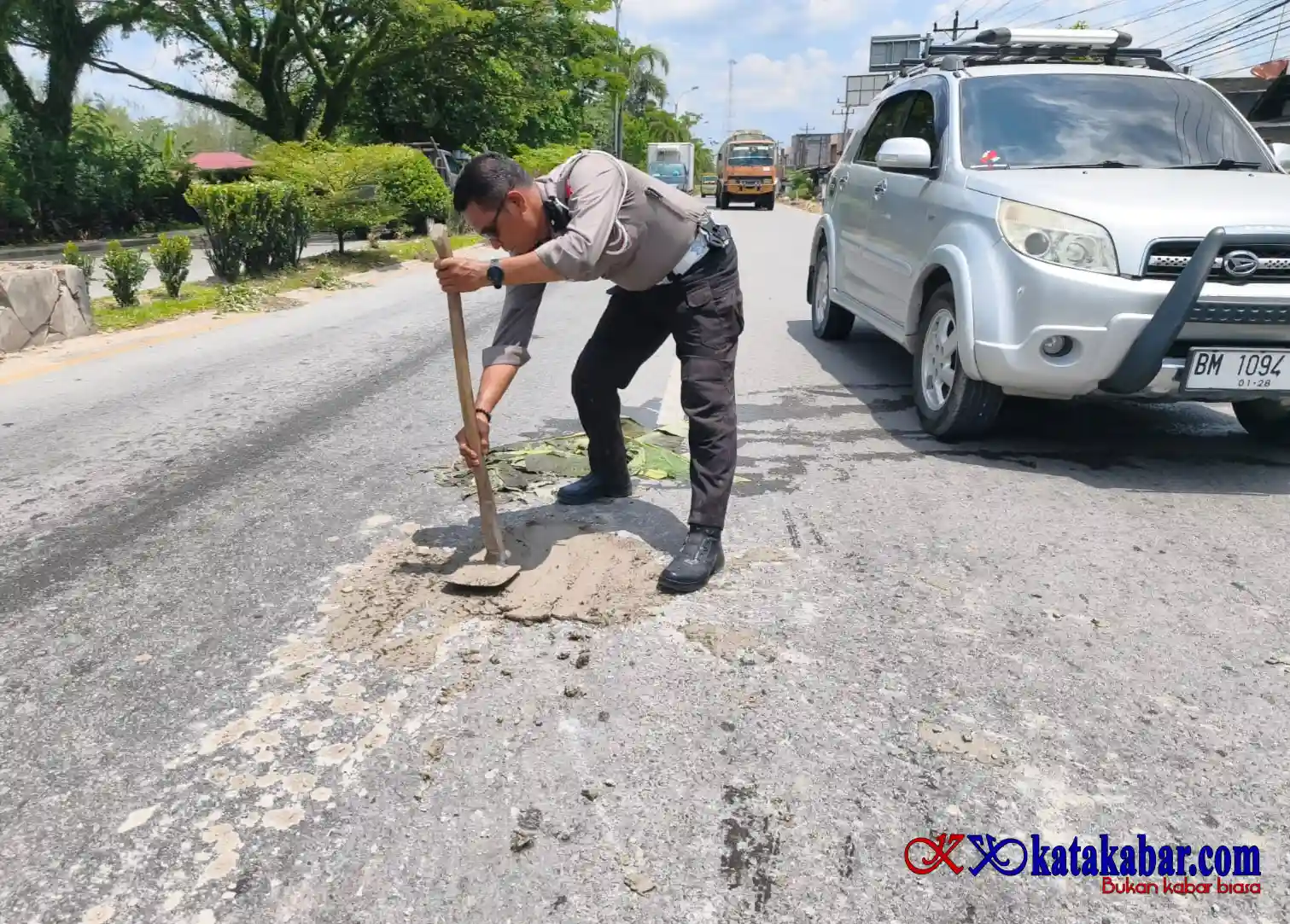 Satlantas Polres Bengkalis Minimalisir Laka Tambal Jalan Berlubang di Hang Tuah Duri