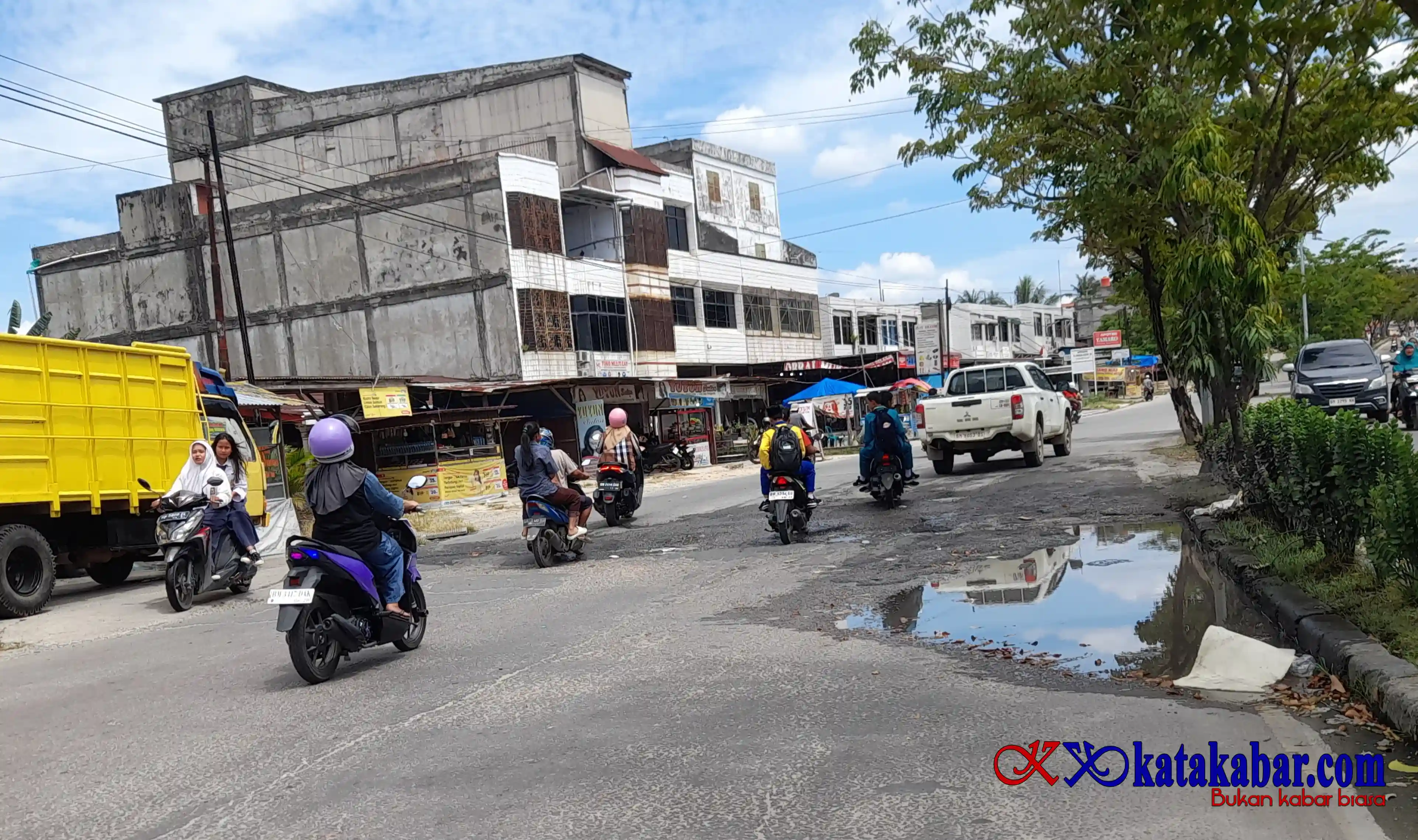 Soal Jalan Berlubang di Duri: Masyarakat Bisa Pidanakan dan Gugat PMH Pejabat Terkait