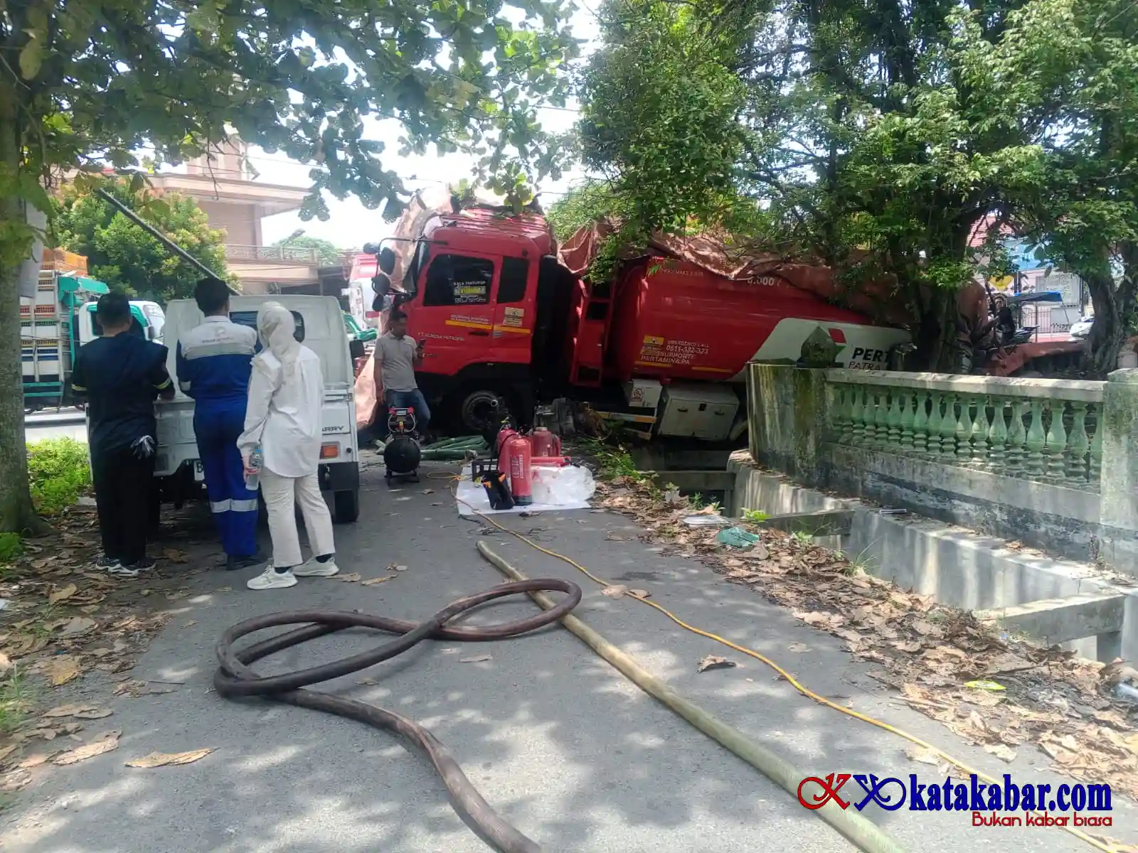 Pagar Pembatas Kuburan di Binjai Roboh Dihantam Truk Tangki Pertamina, Sopir Diduga Ngantuk
