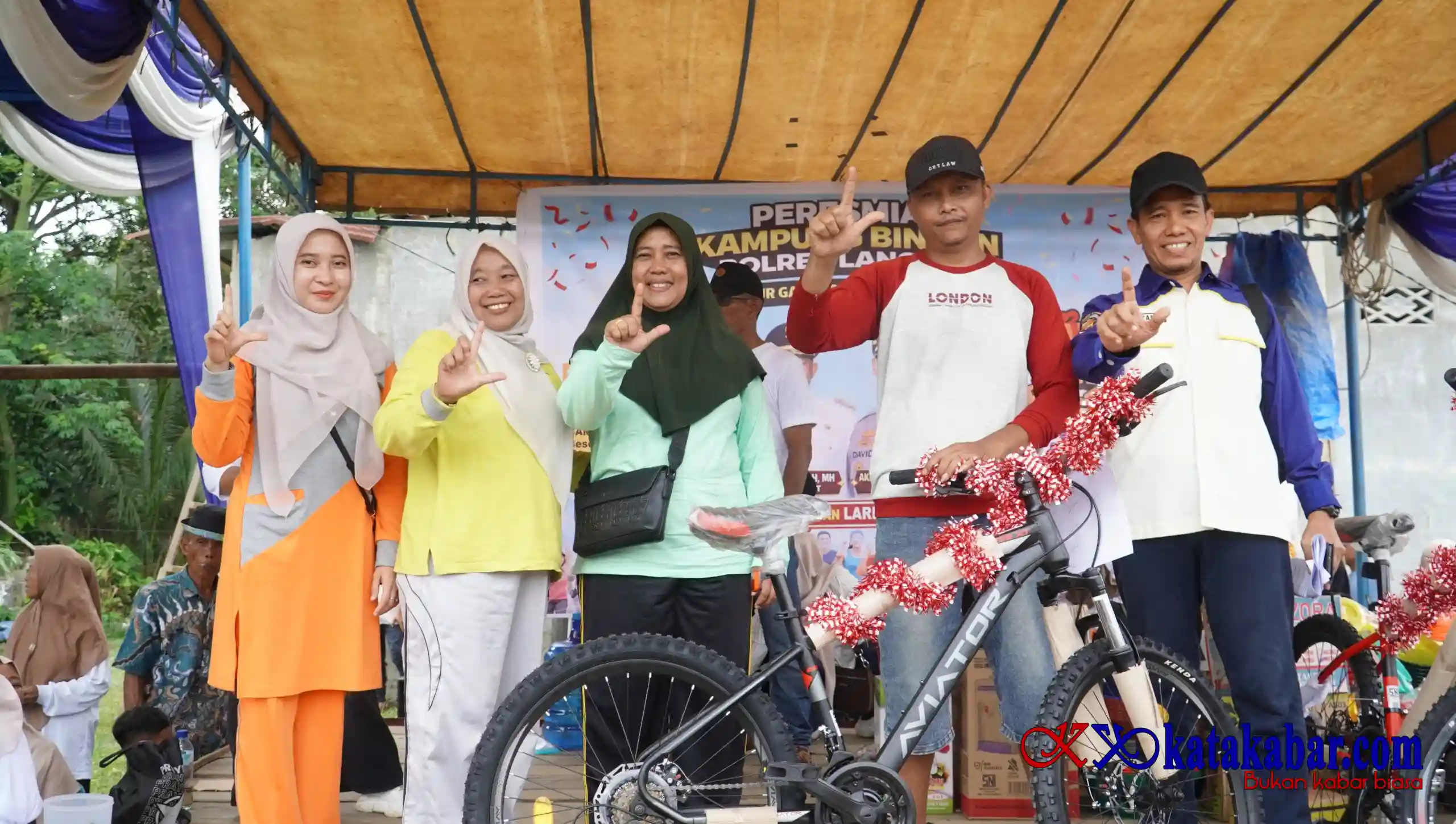 Peresmian Kampung Binaan Polres Langkat, Ny. Endang Syah Afandin Sumbang Sepeda