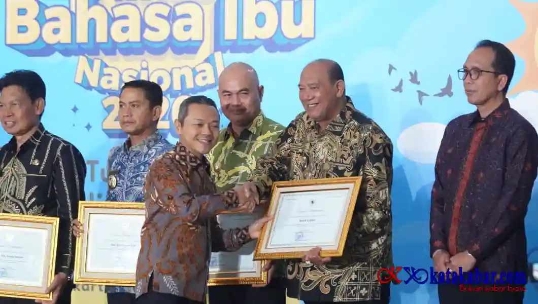 Bupati Syah Afandin Terima Penghargaan Pelestarian Bahasa Daerah dari Kemendikdasmen