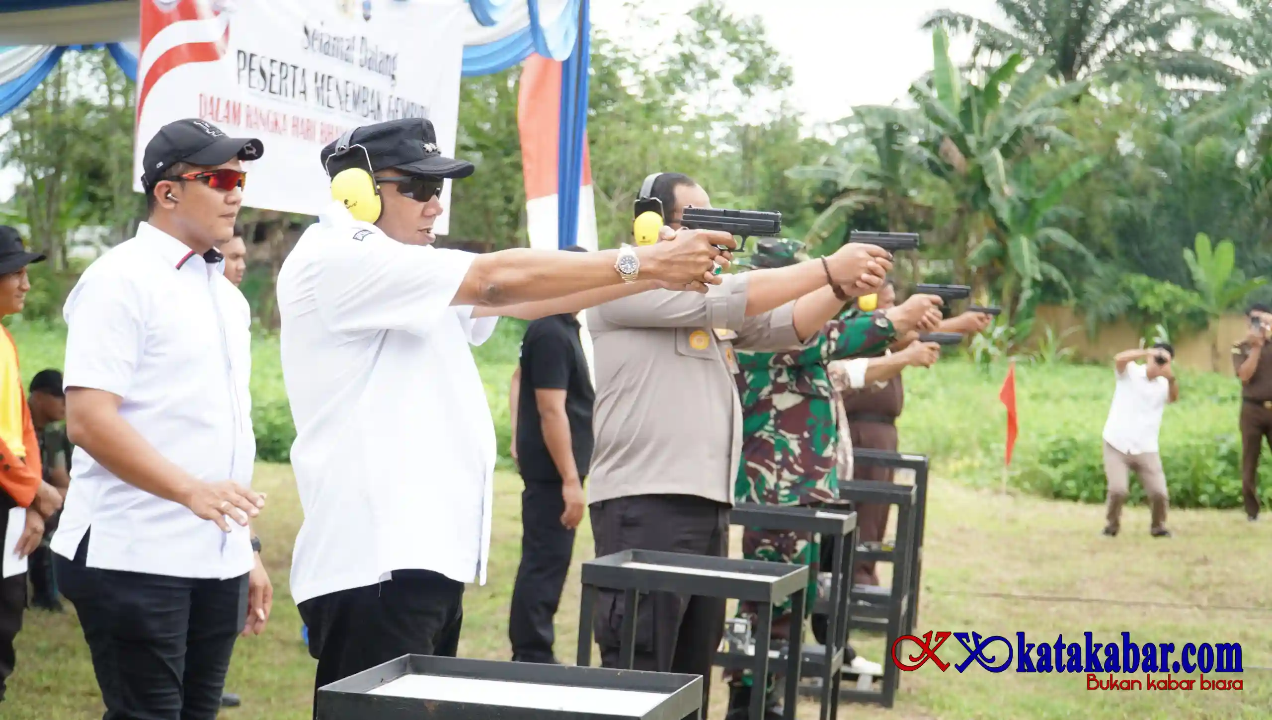 Hari Bhayangkara ke-80, Syah Afandin Perkuat Sinergi Forkopimda Lewat Menembak Gembira