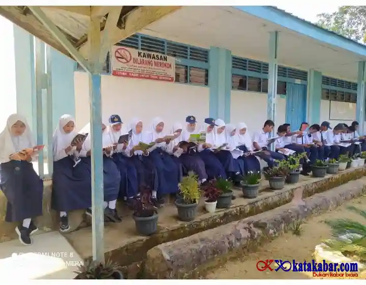 'Nyanyian Nelangsa' dari Lereng Gunung Kulabu: Antara Prestasi, Menumpang dan Asa Jaringan Internet SMPN 1 Pakantan