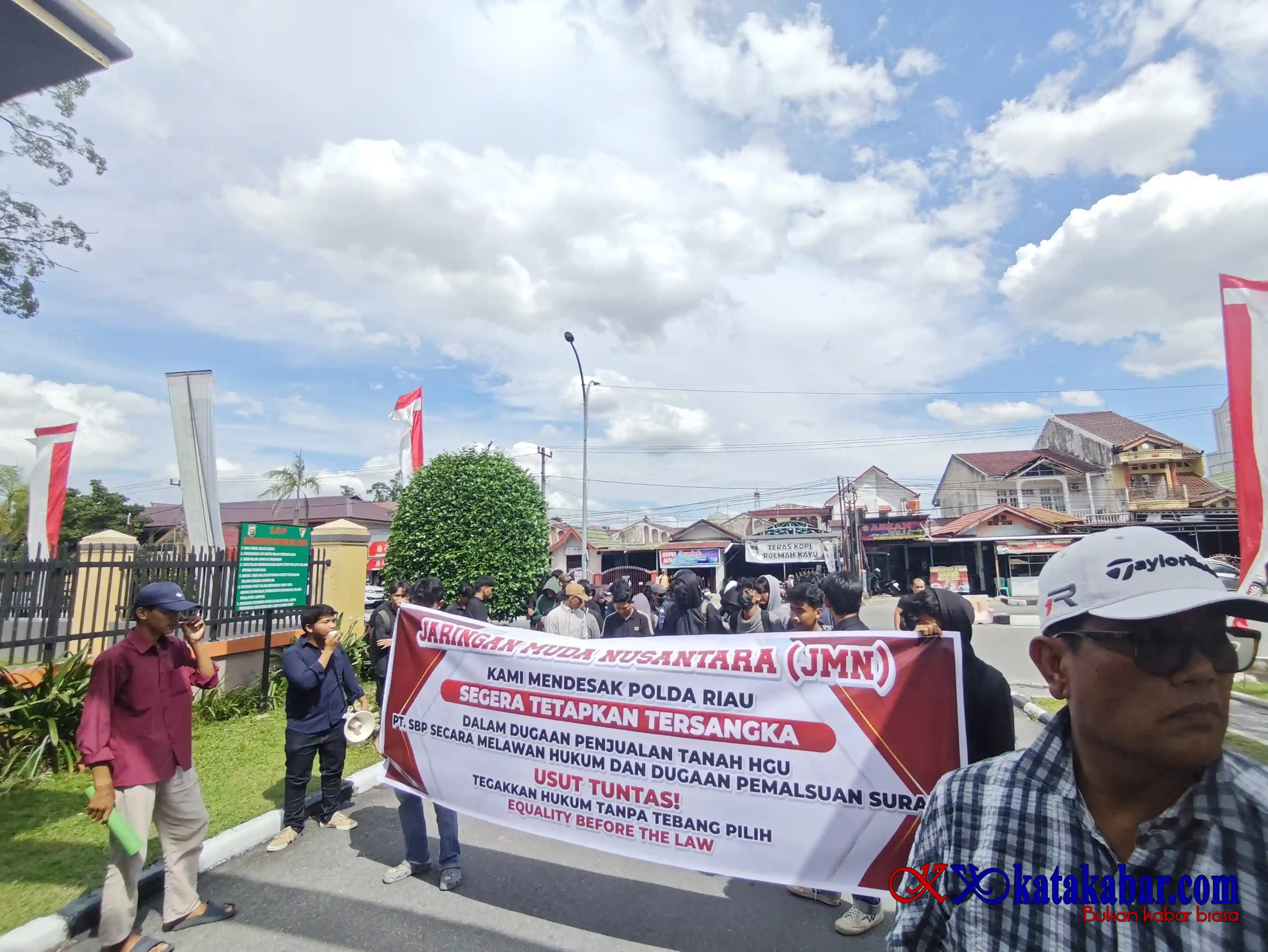 Sudah 13 Bulan Mentok di SPDP, Ratusan Massa Demo Polda Riau, Minta Ketua DPRD Inhu Ditetapkan Jadi Tersangka