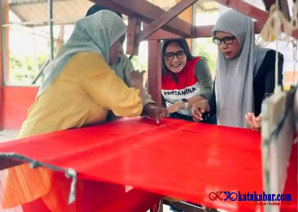 Merajut Impian Lepas Badai Berlalu: Cerita Pengrajin Tenun Srikandi Serumpun Bangkit Bersama PHR