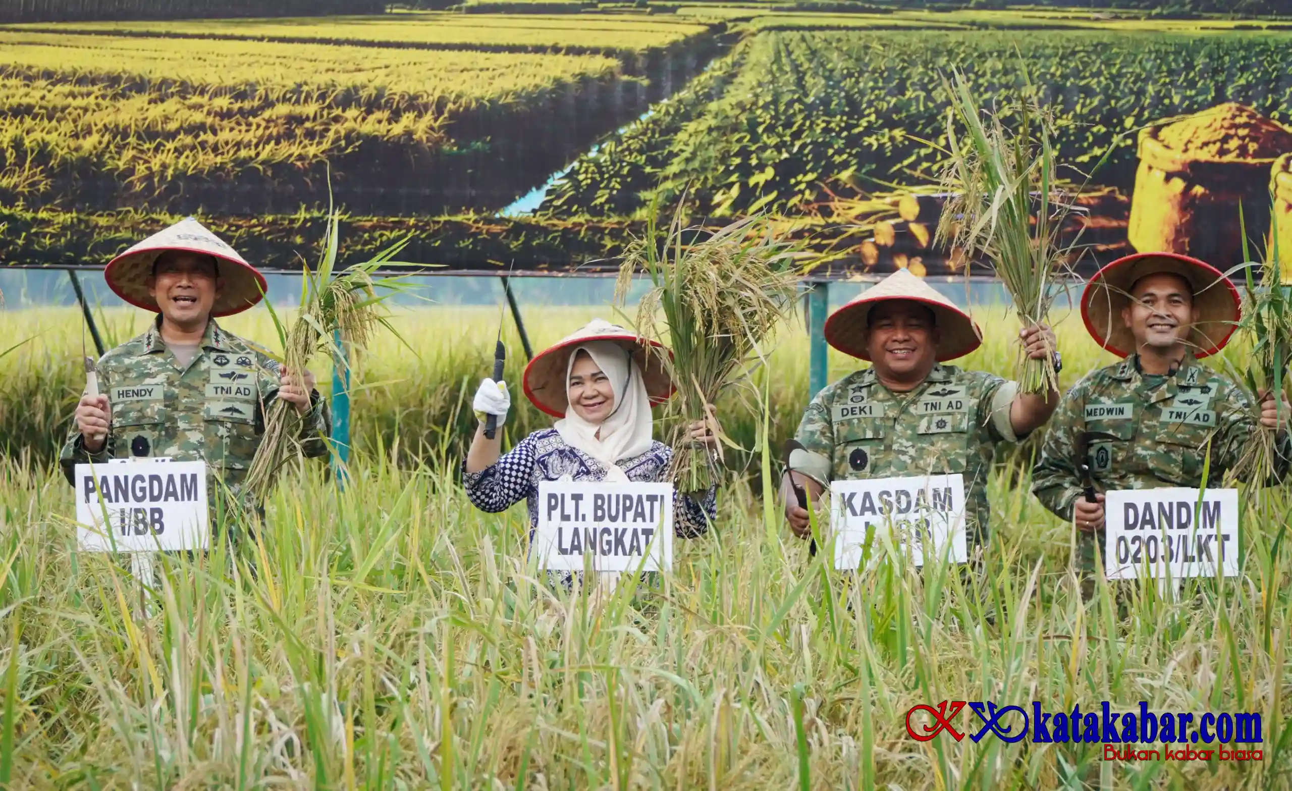 Tiorita Dampingi Pangdam I/BB Panen Raya TNI di Langkat
