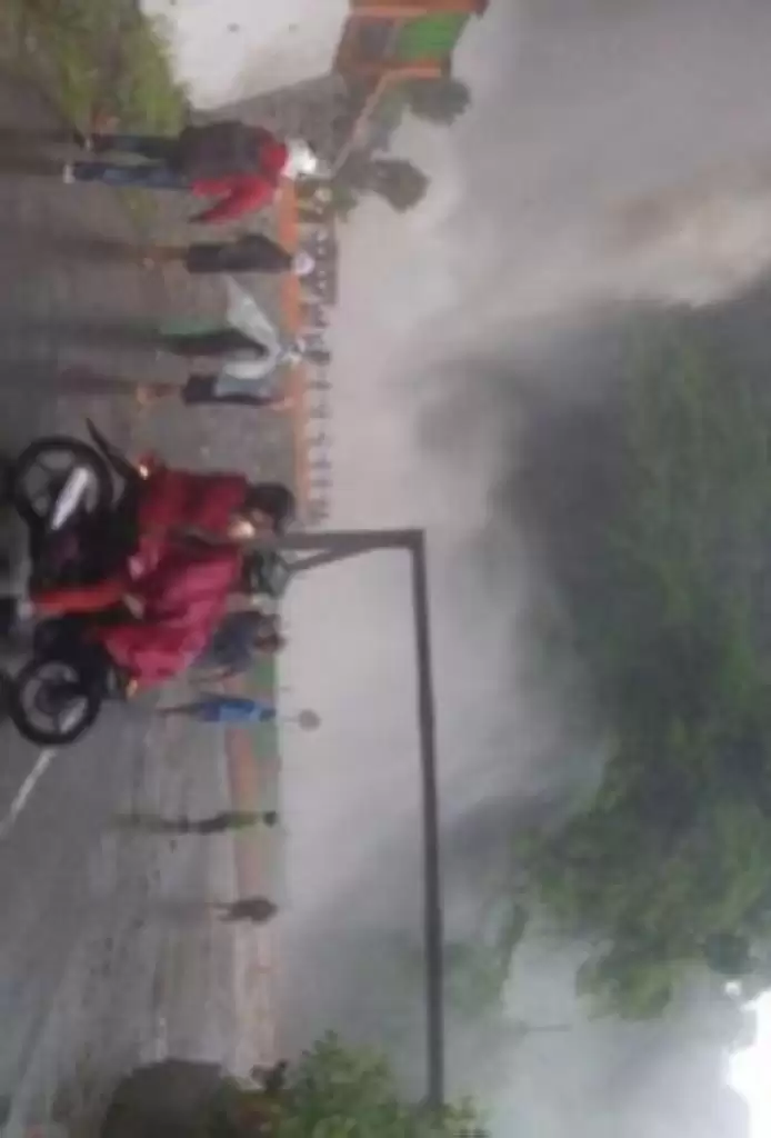 Hujan Deras, Air Terjun Lembah Anai di Sumbar Meluber ke Jalan