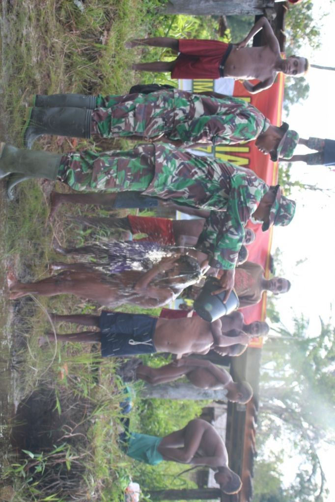 Anak Anak Pedalaman Papua Diajari Personel TNI Mandi Bersih