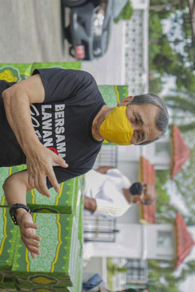 Syamsuar Serahkan Sembako untuk Ustad, Guru Ngaji, dan Pendeta