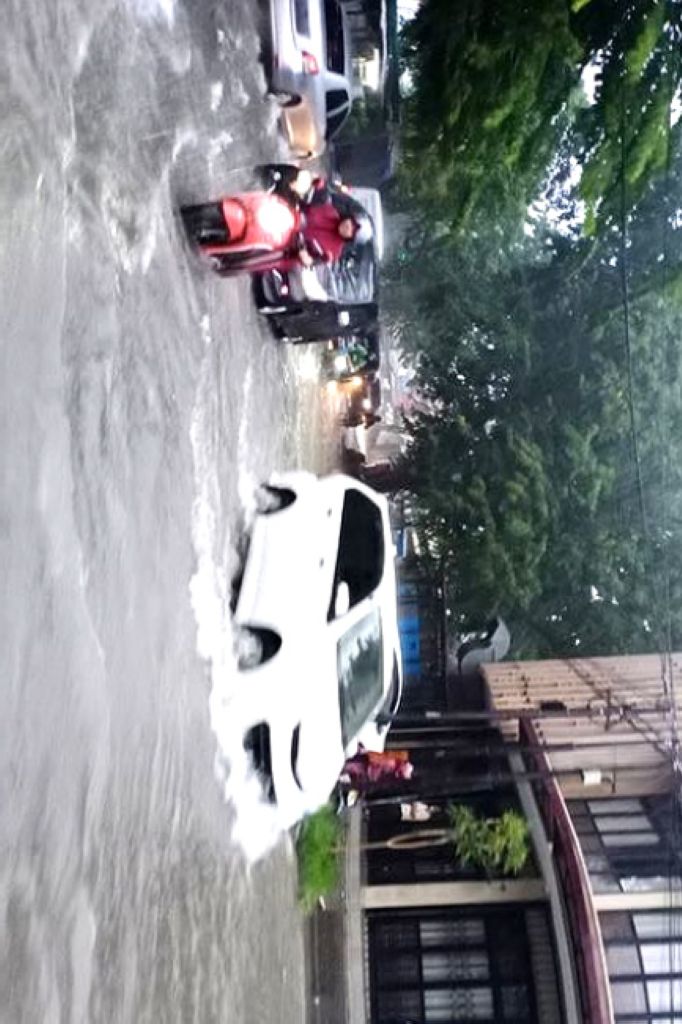 Diguyur Hujan, Padang Dilanda Banjir dan Longsor