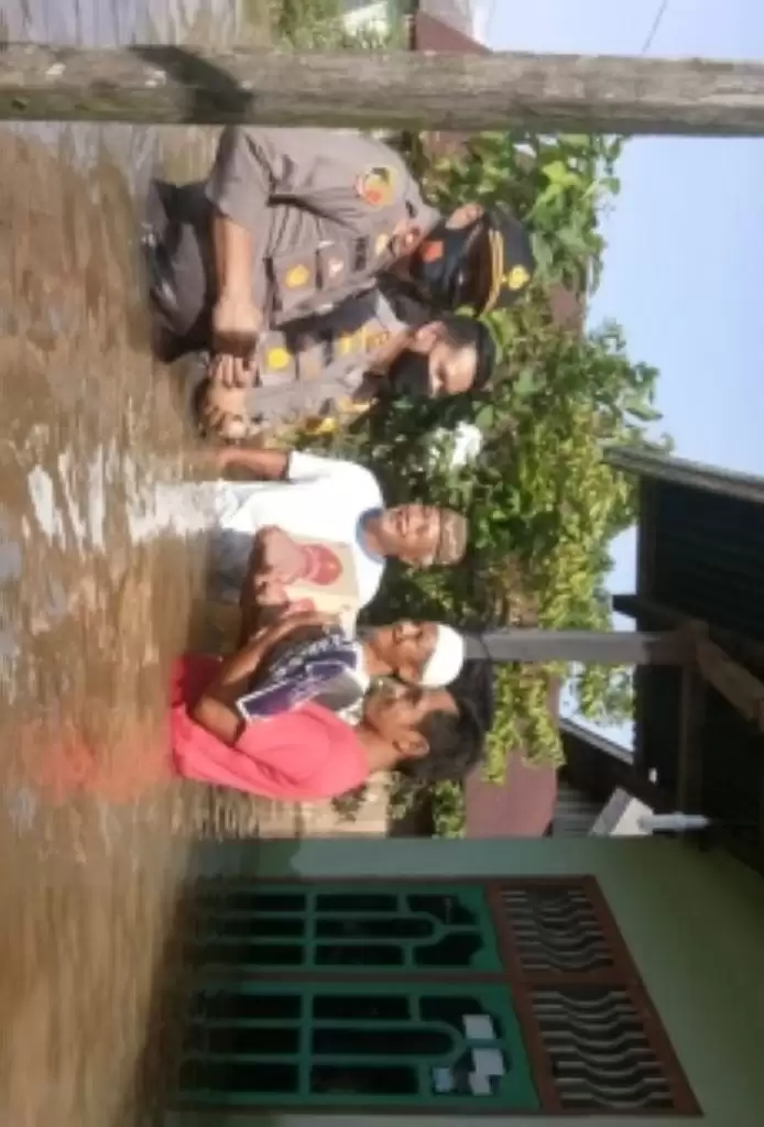 Kapolres Ini Nyaris Berenang Demi Warga Korban banjir