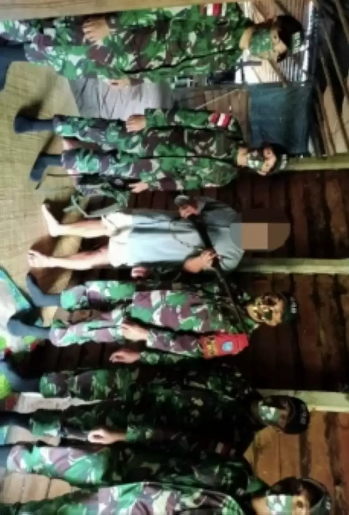 Satgas Yonif 642 Kapuas Terima Tiga Pucuk Senpi Dari Warga Perbatasan