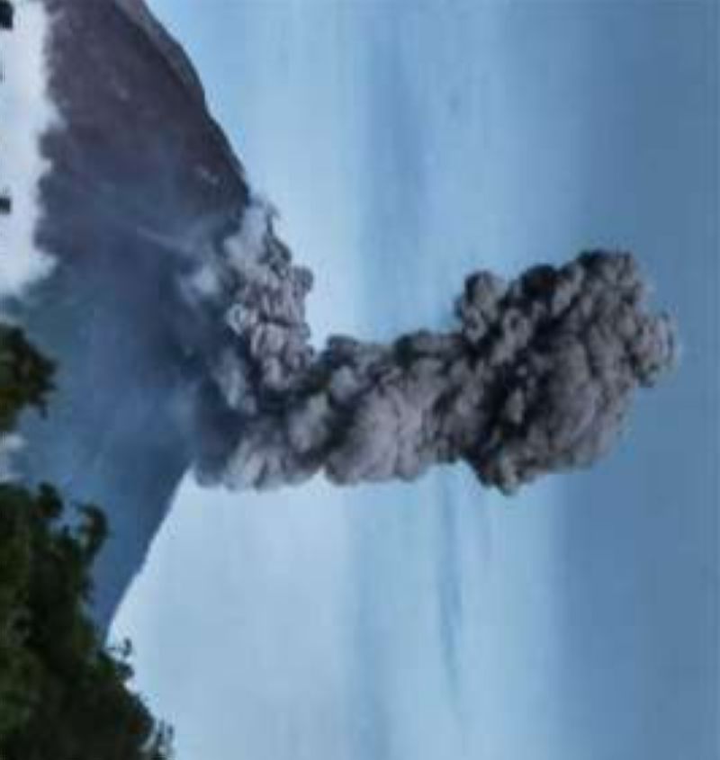 Sinabung Keluarkan Asap Putih dan Kelabu Setinggi 1500 Meter