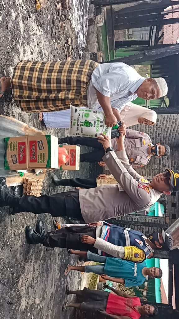 Polsek Kota Pinang Bantu Korban Kebakaran