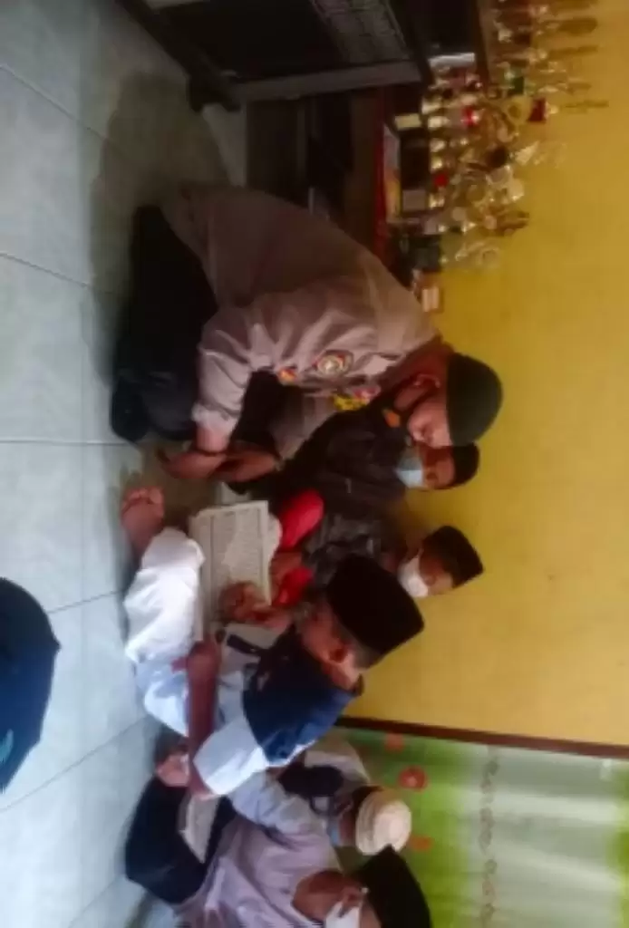 Anggota Babinkamtibmas Polres Asahan Ajarkan Anak Anak mengaji