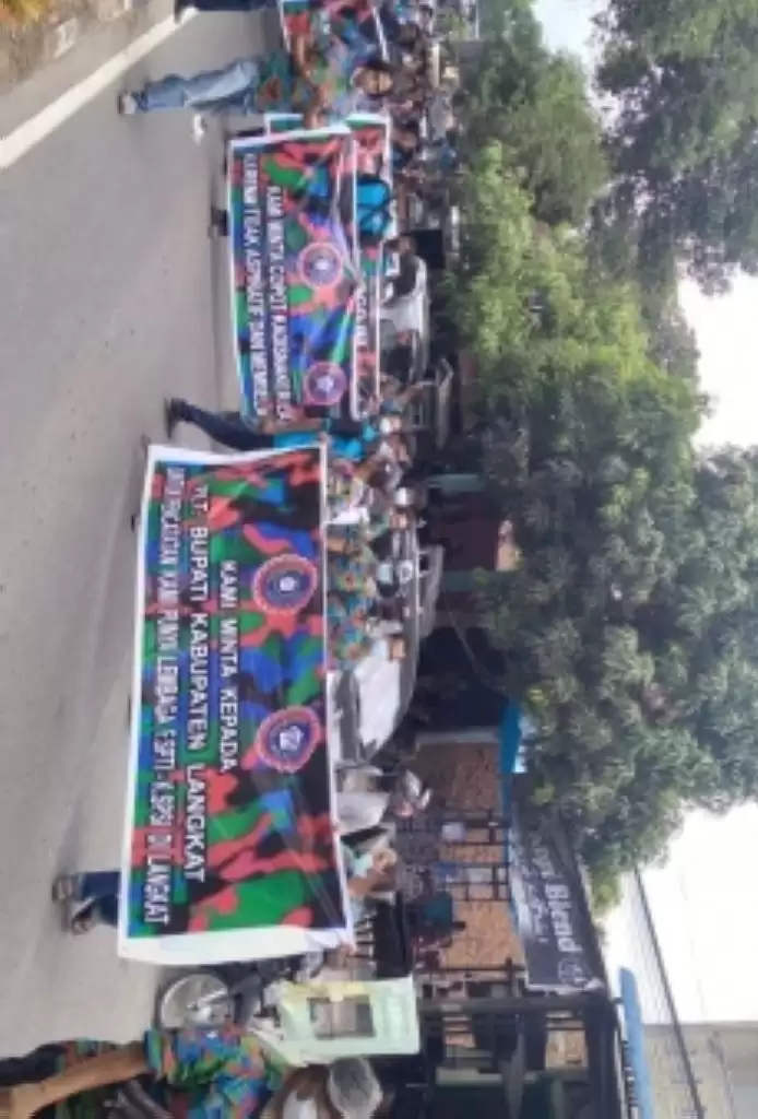 Ratusan Massa F.SPTI - K.SPSI Kabupaten Langkat Demo ke Kantor Bupati