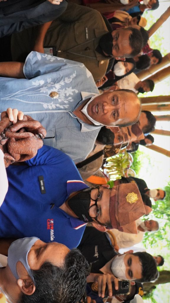 Sandiaga Uno Hiking Lihat Komunitas Orangutan