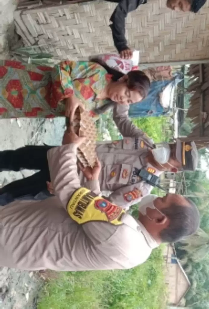 Polisi Bagi Sembako di Kampung Bersinar